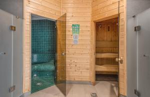 a room with a cage in a wooden wall at CITYSTAY Waterlane Island Apartment in Gdańsk