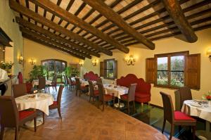 un ristorante con tavoli e sedie in una stanza di Sovana Hotel & Resort a Sovana