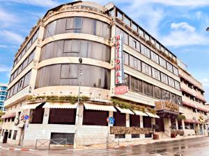 um edifício antigo na esquina de uma rua em National Hotel - Jerusalem em Jerusalém