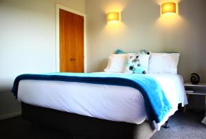Postel nebo postele na pokoji v ubytování Duvauchelle Seaside Motel