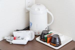 Příslušenství pro přípravu čaje a kávy v ubytování Hotel Sunlite Shinjuku