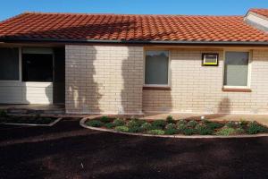 ein Haus mit rotem Dach und Auffahrt in der Unterkunft Warmont Apartments Self Contained Home in Whyalla