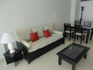 sala de estar con sofá y mesa en Marco Polo Natura Apartamento en Mar del Plata