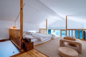 Ένα ή περισσότερα κρεβάτια σε δωμάτιο στο The Corner Seaview Hotel