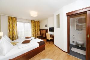 A bed or beds in a room at Hotel Magerl
