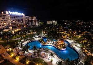 マクタンにあるJpark Island Resort & Waterpark Cebuの夜のプールの空中ビュー