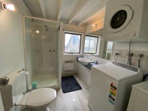 une salle de bain avec toilettes, douche et lavabo dans l'établissement Ropers, à Dinner Plain