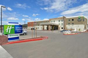 ein Parkplatz vor einem Einkaufszentrum in der Unterkunft Holiday Inn Express & Suites Williams, an IHG Hotel in Williams