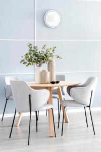 uma sala de jantar com mesa e cadeiras em Cool Apartments by Olala Homes em Madrid