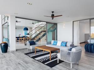Ein Sitzbereich in der Unterkunft Malaiwana Residences