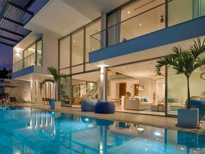 Der Swimmingpool an oder in der Nähe von Malaiwana Residences