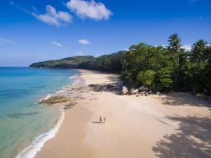 eine Luftansicht eines Strandes mit Menschen darauf in der Unterkunft Malaiwana Residences in Nai Thon Beach