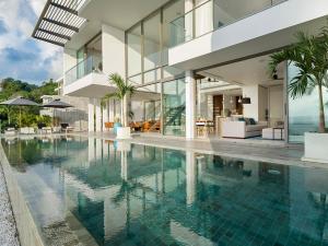 ein Haus mit einem Swimmingpool davor in der Unterkunft Malaiwana Residences in Nai Thon Beach