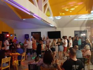 un grupo de personas bailando en una habitación con multitud en CAMPING PARADIS Domaine Oyat, en Le Fenouiller