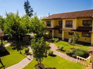 uma vista aérea de uma casa com um jardim em Howard Johnson Hotel Rinconada de Los Andes em Los Andes