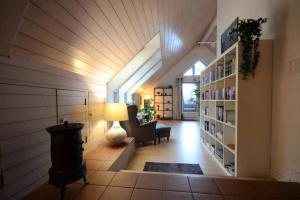 un soggiorno con sedia, lampada e libreria di Modern Penthouse Apartment, close to everything a Matten