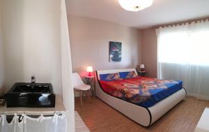 een slaapkamer met een bed en een wastafel bij B&B chez EVA en Périgord in Le Buisson de Cadouin