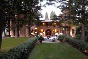 a house with a yard with tables and chairs at Villa Pambuffetti in Montefalco