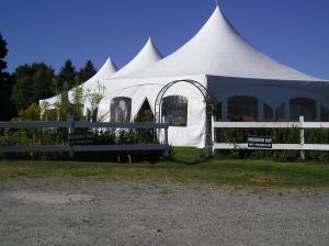 uma grande tenda branca com uma cerca na relva em Cooper Hill Inn em West Dover