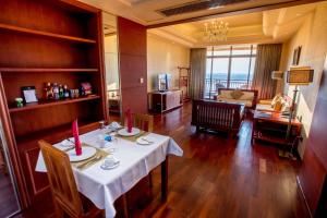 En restaurang eller annat matställe på Landmark Mekong Riverside Hotel