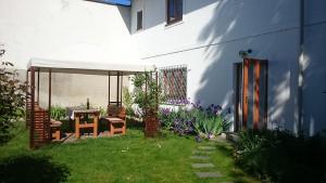 a backyard with a table and an umbrella at Apartment Kulovits in Vienna