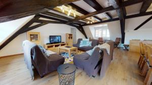 Una sala de estar con un sofá y un televisor. en Aux Bijoux de Colmar - Le Saphir - 1 PARKING GRATUIT, en Colmar