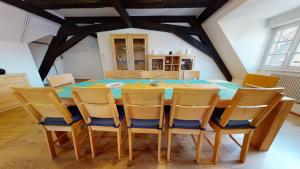 een eetkamer met een tafel en stoelen bij Aux Bijoux de Colmar - Le Saphir - 1 PARKING GRATUIT in Colmar