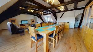 - une salle à manger avec une table et des chaises en bois dans l'établissement Aux Bijoux de Colmar - Le Saphir - 1 PARKING GRATUIT, à Colmar