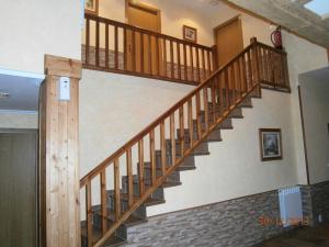 una escalera en una casa con barandillas de madera en Legaire Etxea, en Ibarguren
