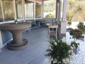 arium di un edificio con tavolo e fiori di Gasthof Niki a Kapfenberg