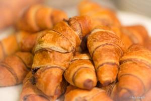 una pila de croissants en un plato en Hotel San Pietro Palace, en Finale Ligure