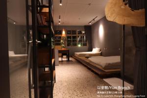 - une chambre avec un lit et un bureau dans l'établissement Lukang Yian B&B, à Lukang