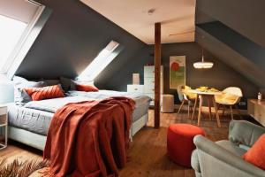 ein Schlafzimmer mit einem Bett und einem Tisch in einem Zimmer in der Unterkunft Chase Apartments-Boutiquehotel Style I in Würzburg