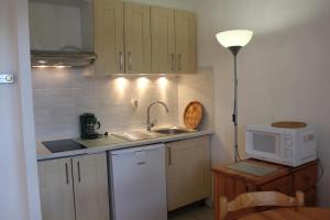 a small kitchen with a sink and a microwave at BIDART PLAGE étage 1 in Bidart