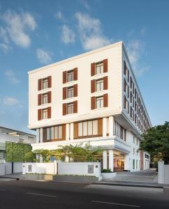 un revestimiento de un edificio blanco en The Residency Towers Puducherry en Pondicherry