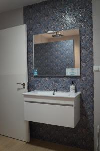 y baño con lavabo y espejo. en Apartamento Salvador 37, en Almagro