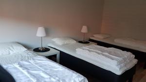 Кровать или кровати в номере Karlskoga Folkhögskola Vandrarhem Udden