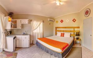 Papaya Inn في أورانجستاد: غرفة نوم بسرير كبير في غرفة