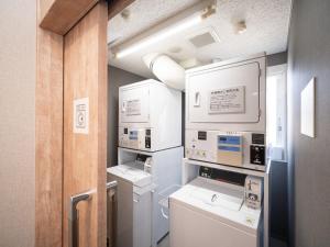 函館市にあるスーパーホテル函館の小さなキッチン(白い家電製品付)