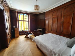a bedroom with a bed and a desk and a window at Le Bijou BK9 Presidential Suite in Bern