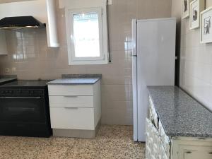 Kuchyňa alebo kuchynka v ubytovaní Villa Evisa