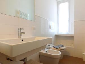 een witte badkamer met een wastafel en een toilet bij Bilocale con favolosa Vista Mare in Levanto