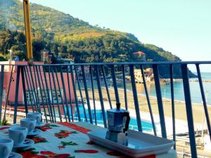 een tafel op een balkon met uitzicht op het strand bij Bilocale con favolosa Vista Mare in Levanto