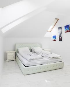 A bed or beds in a room at Corso Lux Apartman
