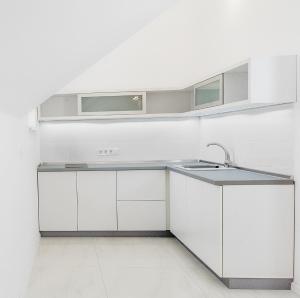 Kuchyňa alebo kuchynka v ubytovaní Corso Lux Apartman + 31 fotografií