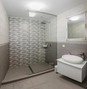 Bathroom sa Corso Lux Apartman