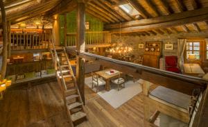 una vista aérea de una habitación en una cabaña de madera en Hotellerie De Mascognaz en Champoluc