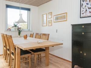 stół jadalny z krzesłami i czarna szafka w obiekcie 6 person holiday home in rsted w mieście Ørsted