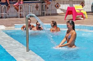 Bazén v ubytování Koulouris Beach Hotel nebo v jeho okolí