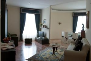 een woonkamer met een bank en een tafel bij Le Cupoline in Rome